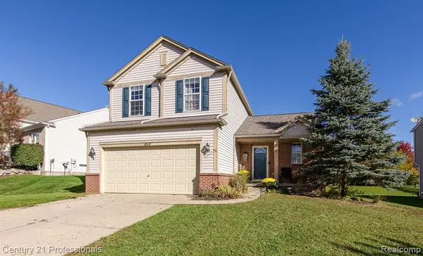 858 Canyon Creek, Holly, MI 48442