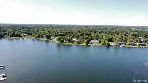 2733 Turtle Lake, Bloomfield Hills, MI 48302