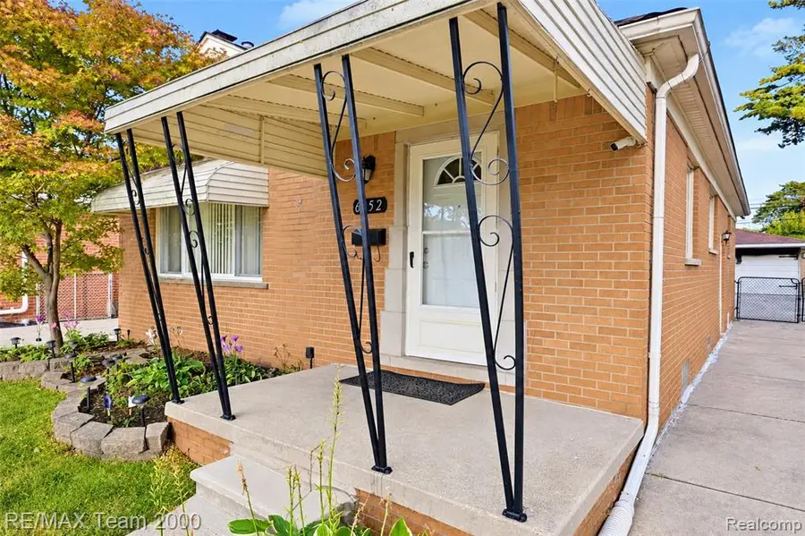 6952 Colonial, Dearborn Heights, MI 48127 - #3