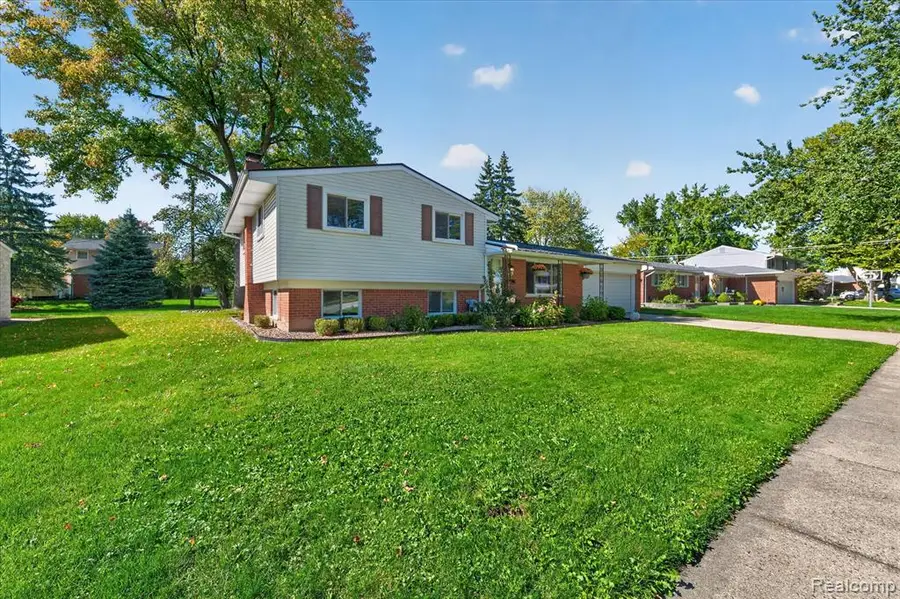 16505 Country Club, Livonia, MI 48154 - #2