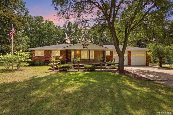 9985 Cedar Island, White Lake, MI 48386