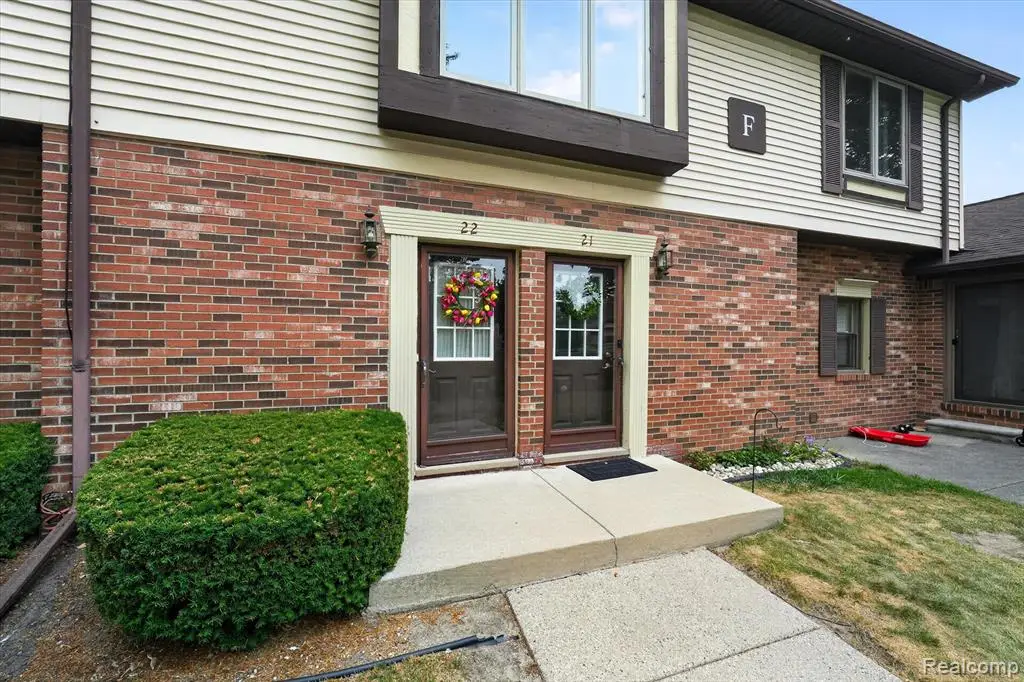 2321 London Bridge Dr #22, Rochester Hills, MI 48307 - #1