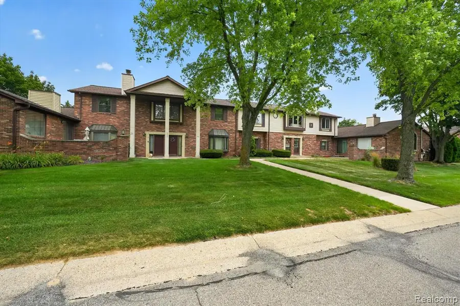 2321 London Bridge Dr #22, Rochester Hills, MI 48307 - #2