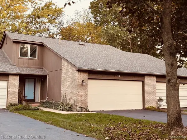 190 Woodstone, Waterford, MI 48327