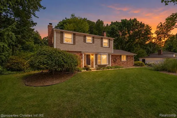 3560 Beach, Troy, MI 48084