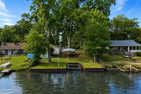 4370 Leroy, White Lake, MI 48383