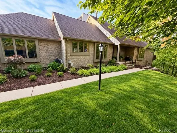 22241 Village Pines, Beverly Hills, MI 48025