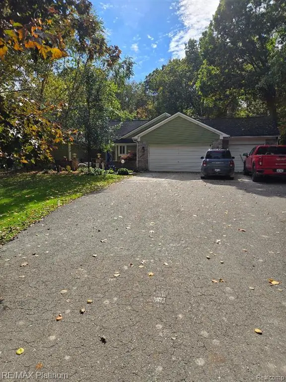 2662 Crooked Lake, Howell, MI 48843