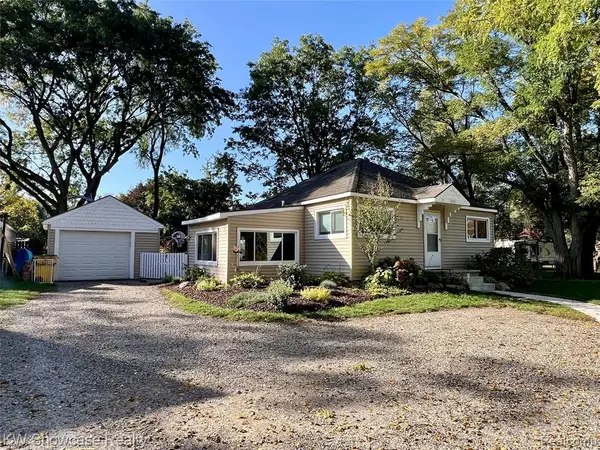 6735 Cooley Lake, West Bloomfield, MI 48324