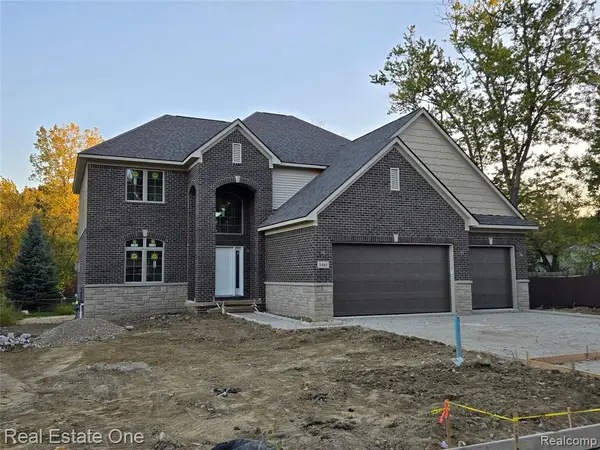3465 Woodcrest, Rochester Hills, MI 48309