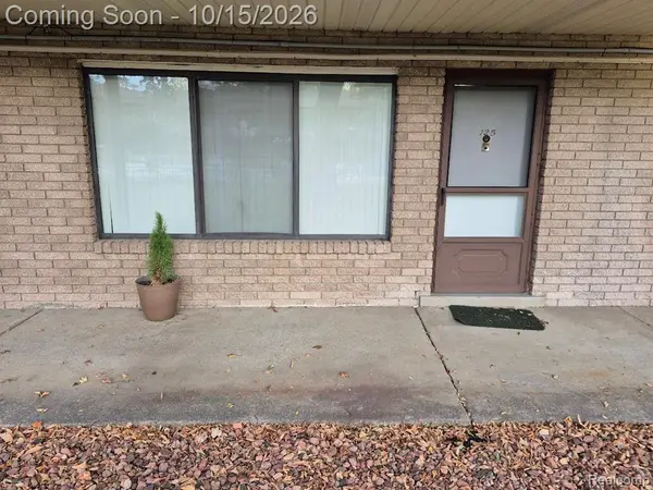 995 N Cass Lake #125, Waterford, MI 48328