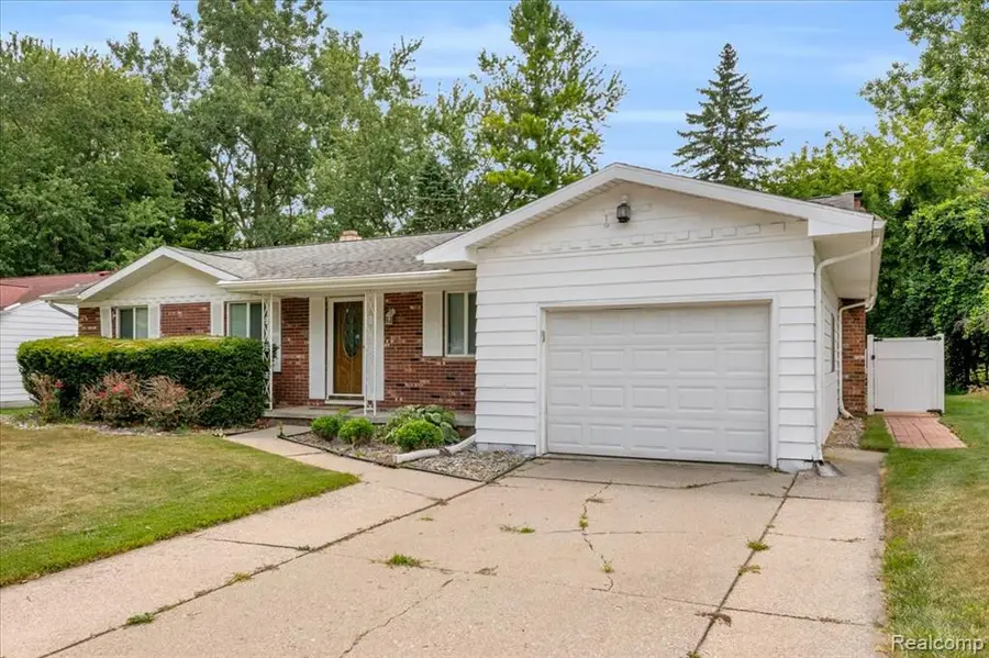 1933 Tamarisk, East Lansing, MI 48823 - #3