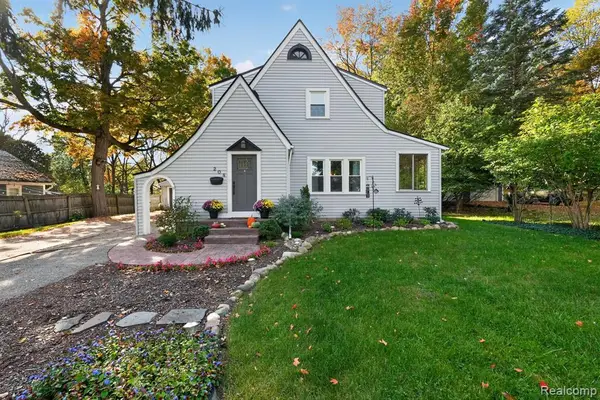208 E South Holly, Fenton, MI 48430