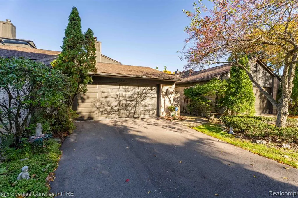 4261 Wabeek Lake, Bloomfield Hills, MI 48302 - #1