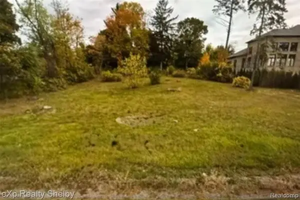 792 W Long Lake, Bloomfield Hills, MI 48302