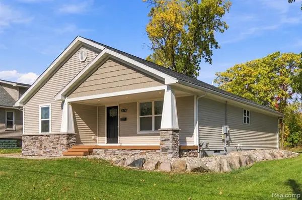 326 W Caroline, Fenton, MI 48430