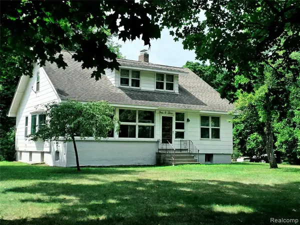 403 East, Holly, MI 48442