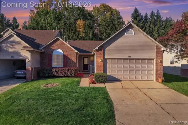 390 Woodfield Square, Brighton, MI 48116