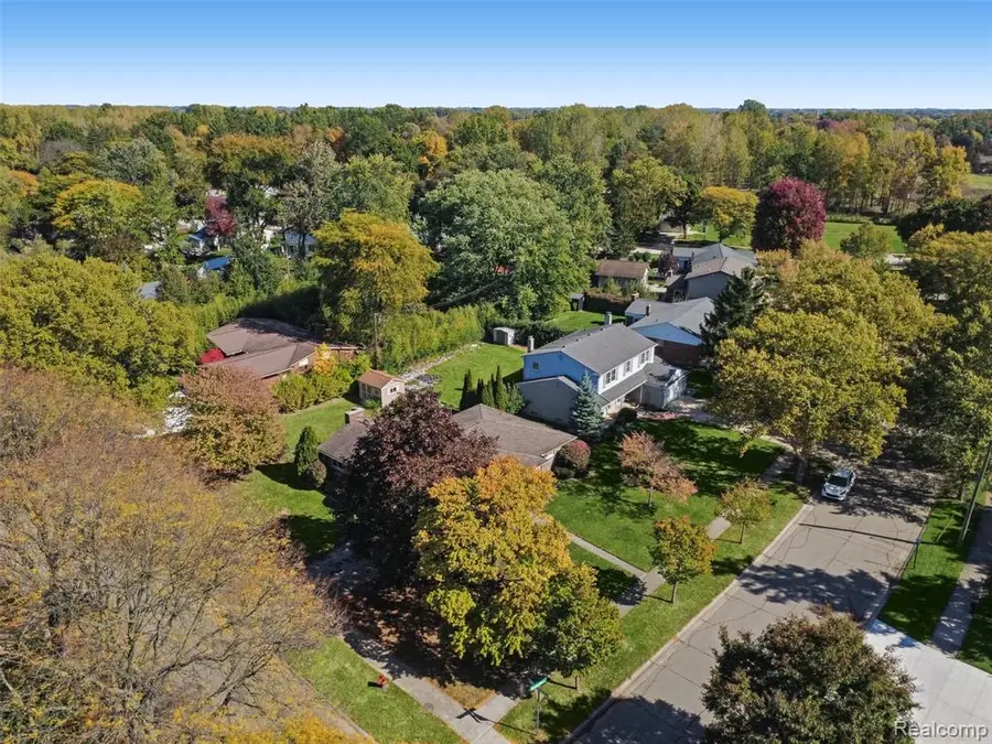 2341 Newbedford, Troy, MI 48085 - #2