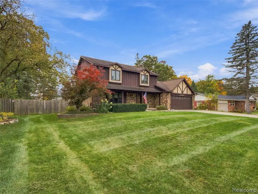 6302 Kings Pointe, Grand Blanc, MI 48439 - #2