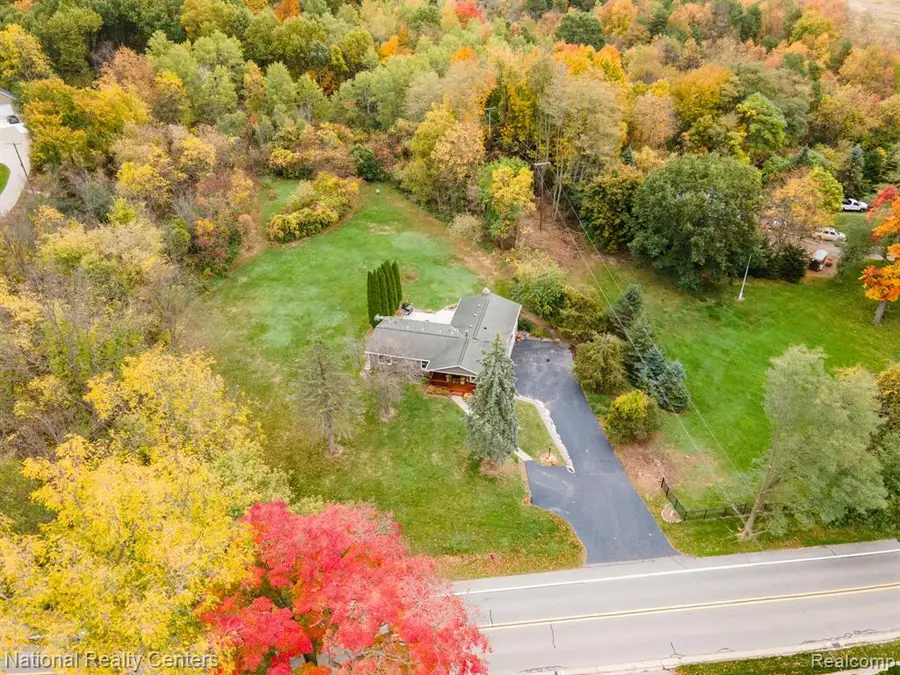 1410 W Silverbell, Lake Orion, MI 48359 - #2