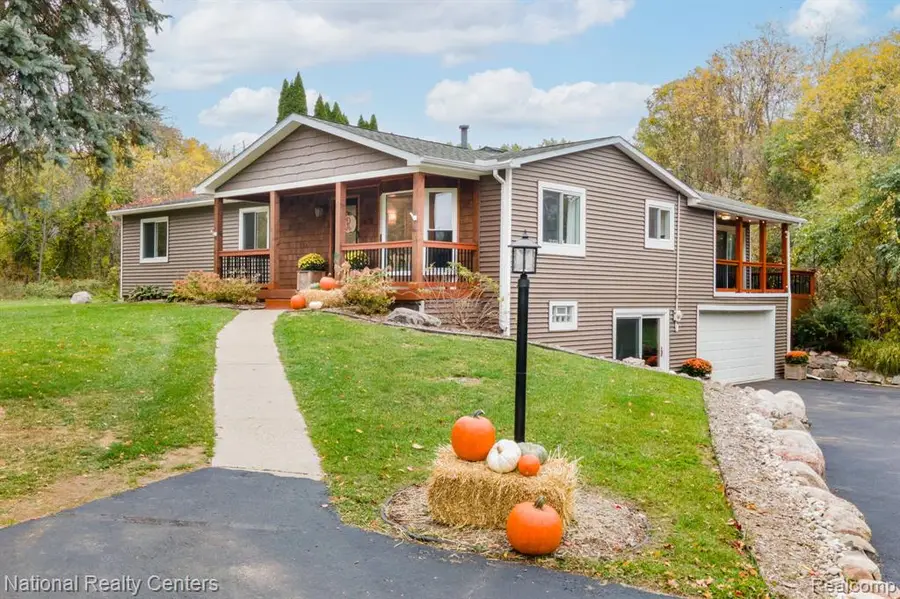 1410 W Silverbell, Lake Orion, MI 48359 - #3