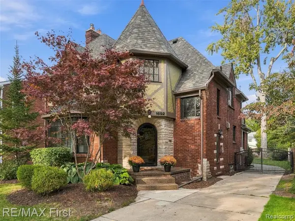 1692 Severn, Grosse Pointe Woods, MI 48236