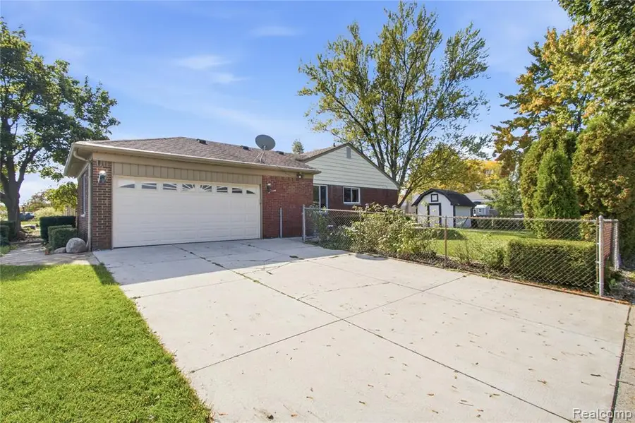 36753 Iroquois, Sterling Heights, MI 48310 - #2