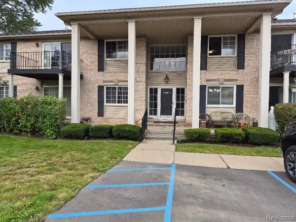 6139 Orchard Lake #104, West Bloomfield, MI 48322