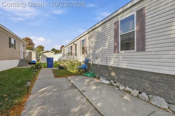 1220 Briar Downs, Burton, MI 48529