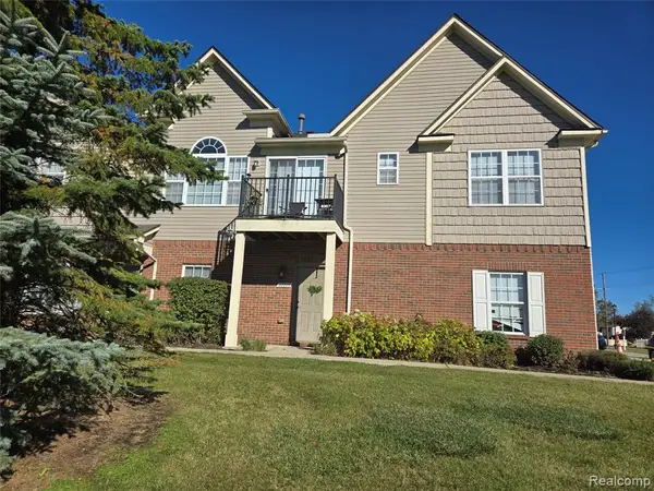 20005 Hidden Oaks Dr, Trenton, MI 48183