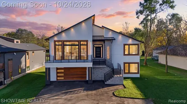2105 S Long Lake, Fenton, MI 48430