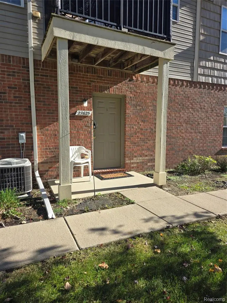 27625 Hidden Oaks, Brownstown, MI 48183 - #1