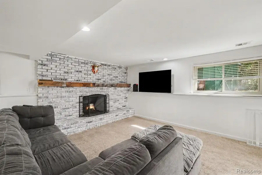 2381 W Shiawassee, Fenton, MI 48430 - #2
