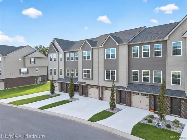 2231 Knotty Pine, Howell, MI 48855
