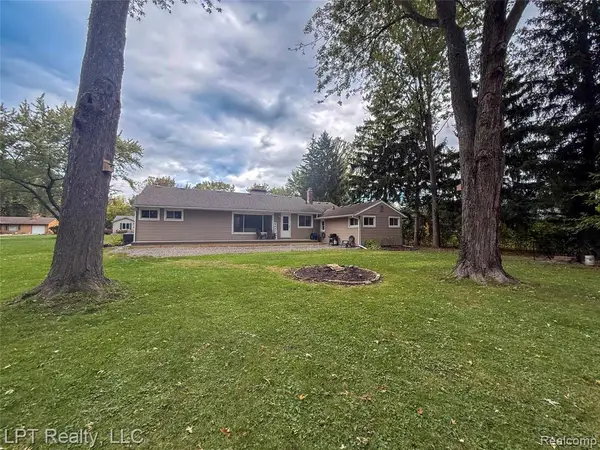 21600 Holly, Clinton Township, MI 48035