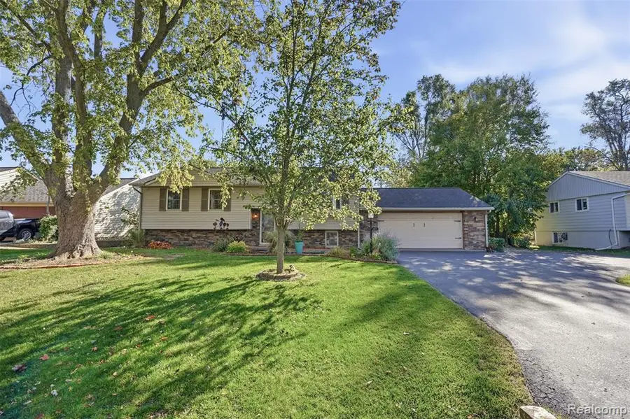 827 Los Arboles, Wolverine Lake, MI 48390 - #2