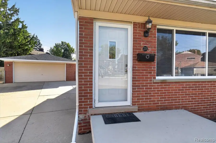 215 Edcliff, Wyandotte, MI 48192 - #2