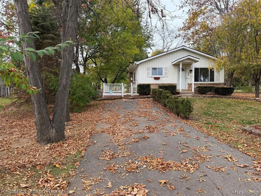 5096 Walker, Brighton, MI 48114 - #3