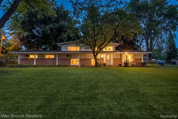 1752 Middle Trail, Commerce Twp, MI 48390