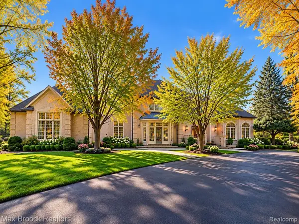 2591 E Walnut Lake, West Bloomfield, MI 48323