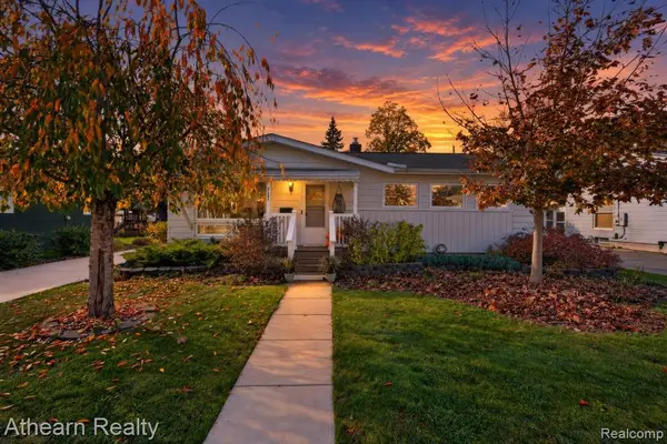 737 Elmwood, Fenton, MI 48430