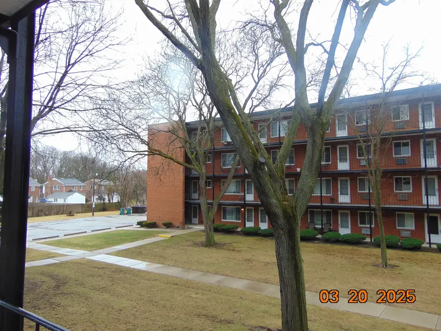 2915 W 13 Mile #209, Royal Oak, MI 48073 - Image #2
