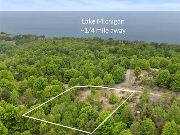 15380 Lake Bluff, Arcadia, MI 49613