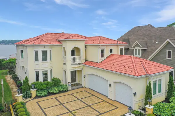 68283 Park Shore, Edwardsburg, MI 49112