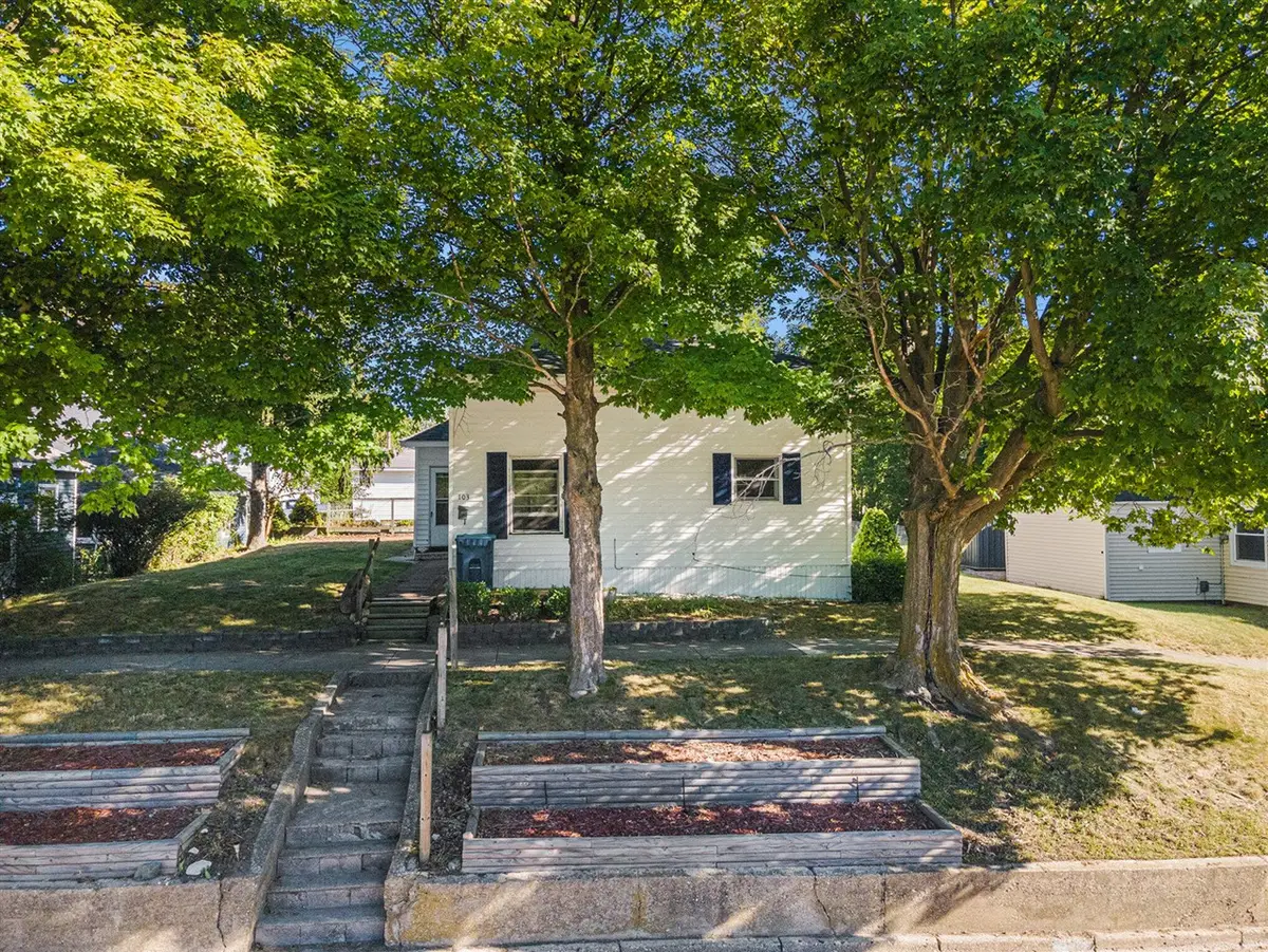 703 E Dowland, Ludington, MI 49431 - #1