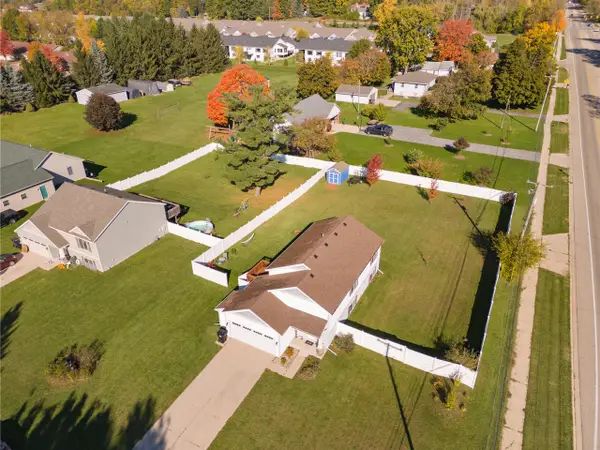 825 Amber Ridge Dr, Byron Center, MI 49315