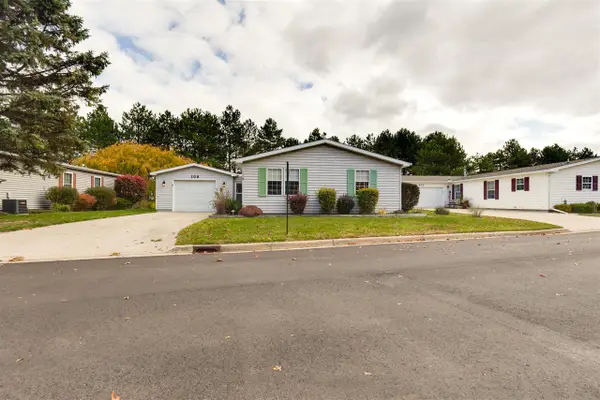 109 Cadgewith, Lansing, MI 48906