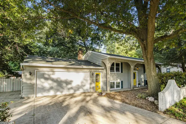 92 Oak Valley, Holland, MI 49424