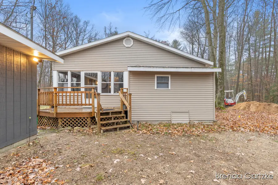 9807 N Maple Hill, Howard City, MI 49329 - Image #2